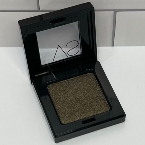 Victoria’s Secret Beloved Silky Eyeshadow - Picture 1 of 1